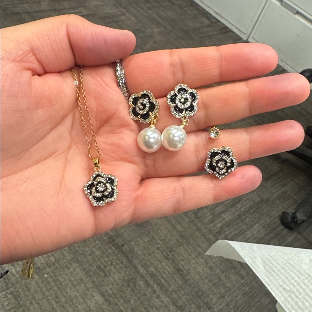4 pieces Elegant Black and Gold Flower Jewelry Set - Picture 1 of 11